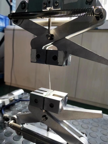 山東大學(xué)半干模拉伸試驗機測試.jpg 山東大學(xué)半干模拉伸試驗機測試.jpg